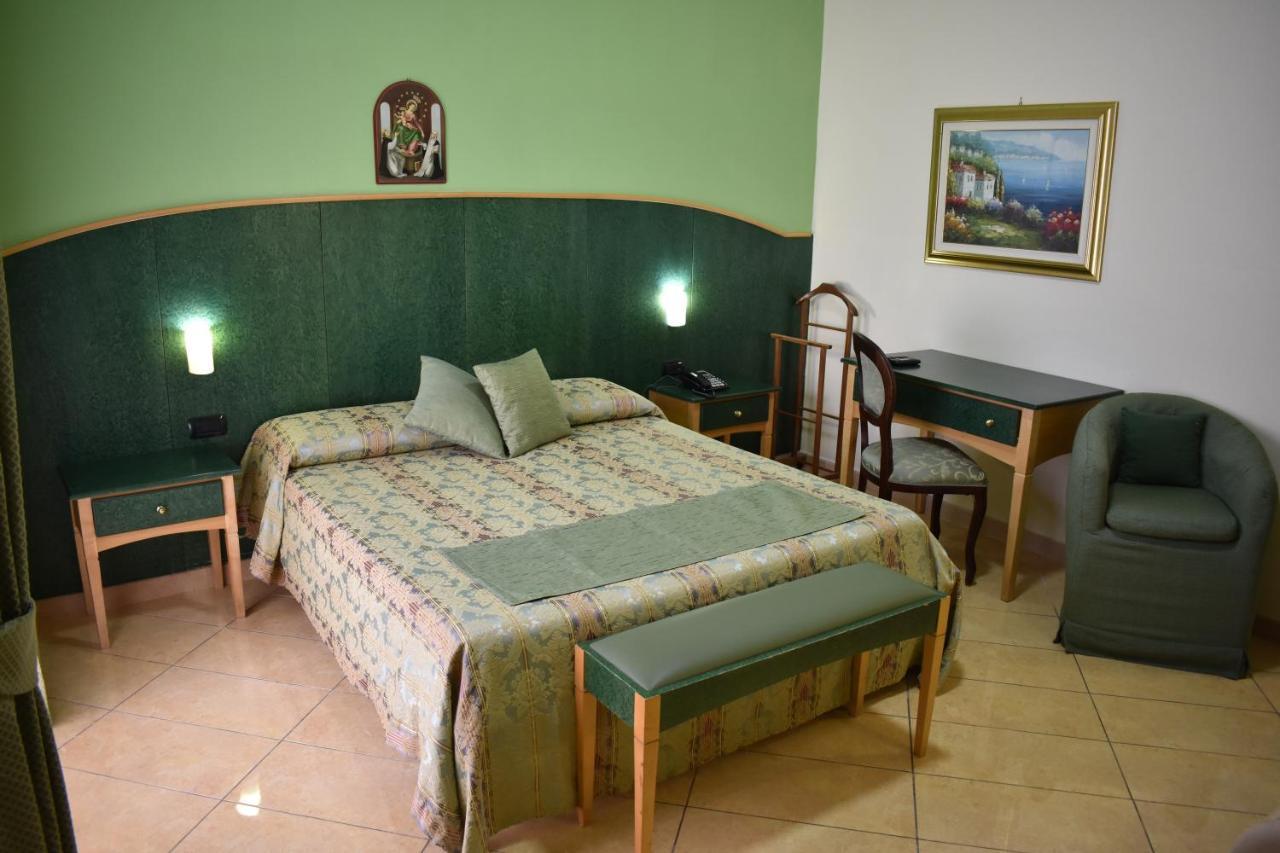 Hotel Ristorante Amitrano Помпей Екстериор снимка
