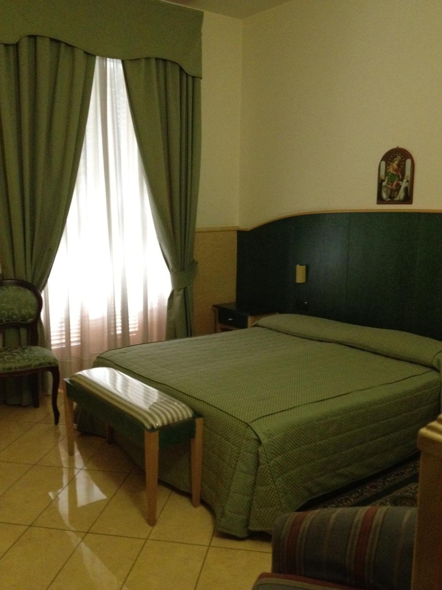 Hotel Ristorante Amitrano Помпей Екстериор снимка
