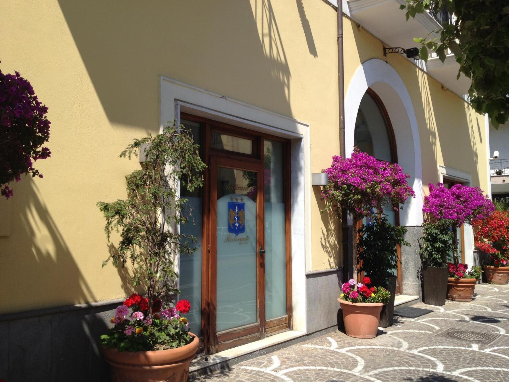 Hotel Ristorante Amitrano Помпей Екстериор снимка
