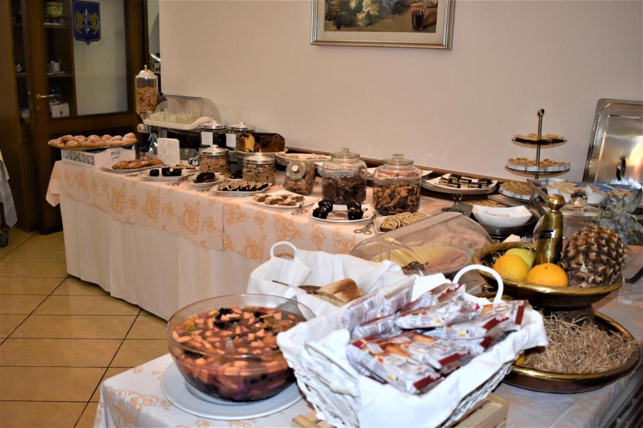 Hotel Ristorante Amitrano Помпей Екстериор снимка